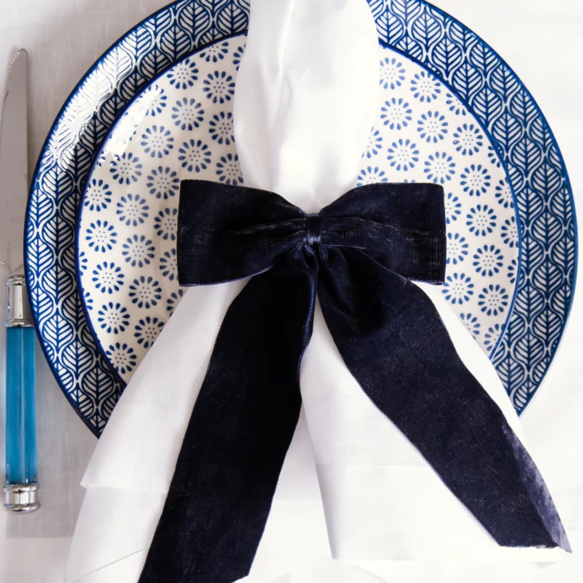 The Designed Table Navy Velvet Bow Napkin Ring (4), €28