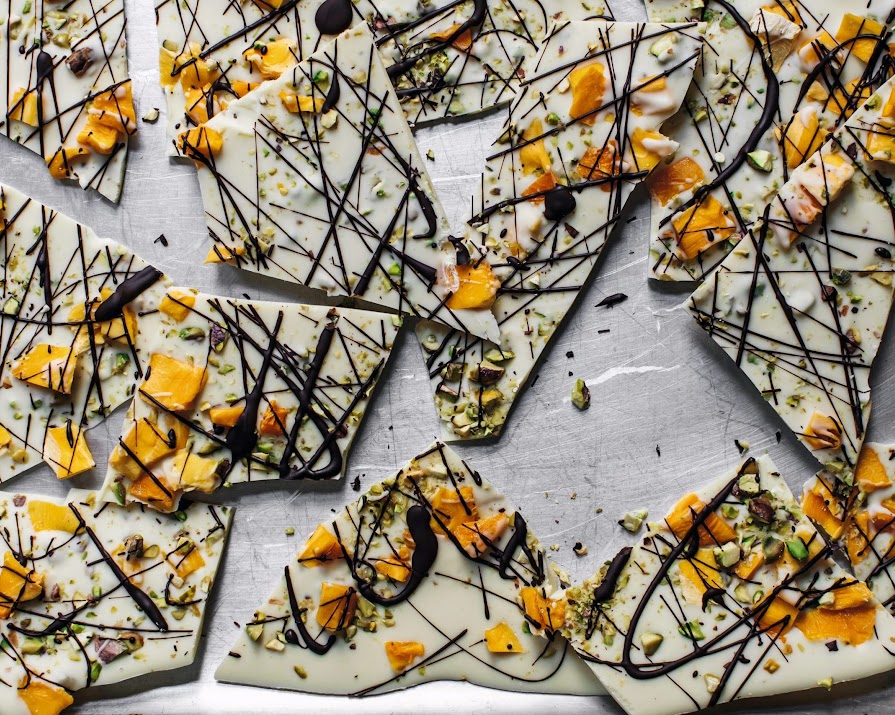 This prebiotic chocolate bark is gut-friendly, easy and ready in 60 minutes
