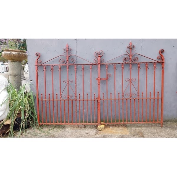 Pair of 19th C. wrought iron entrance gates, €400 - €800