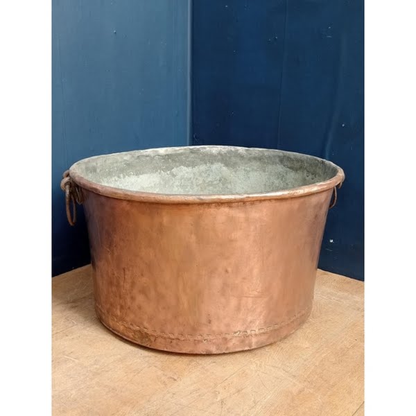 Copper circular planter, estimate €200 - €4,000