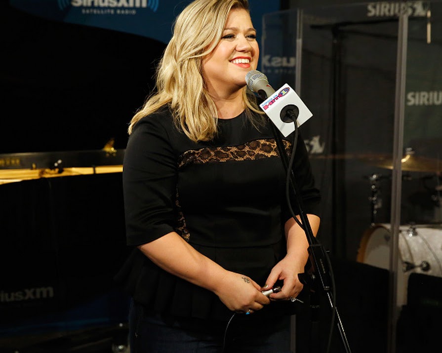 Watch: Kelly Clarkson Sings Tinder Profiles