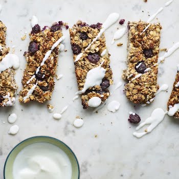 Healthy, easy breakfast: oat and berry breakfast bars