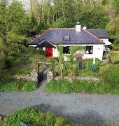 This beautiful lakeside cottage in Co Donegal is on the market for €250,000