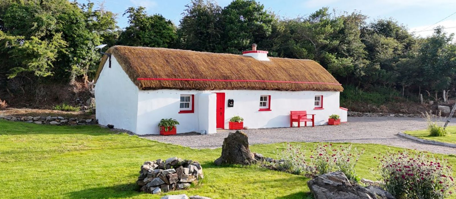 This utterly adorable Donegal thatched cottage is on the market for €159,950