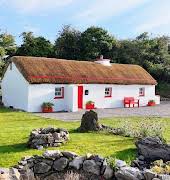 This utterly adorable Donegal thatched cottage is on the market for €159,950
