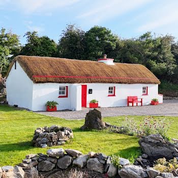 This utterly adorable Donegal thatched cottage is on the market for €159,950