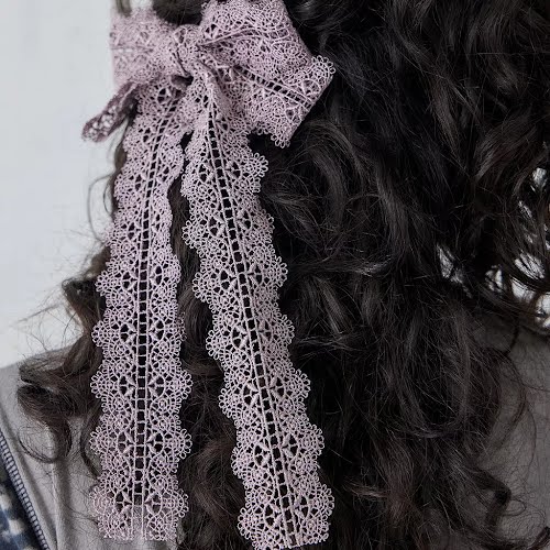 Urban Outfitters Oversized Lace Bow Hair Clip, €15