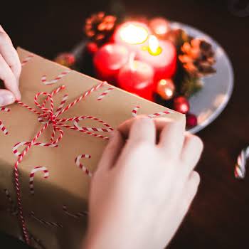 These are 5 of the best gift-wrapping hack videos on the Internet