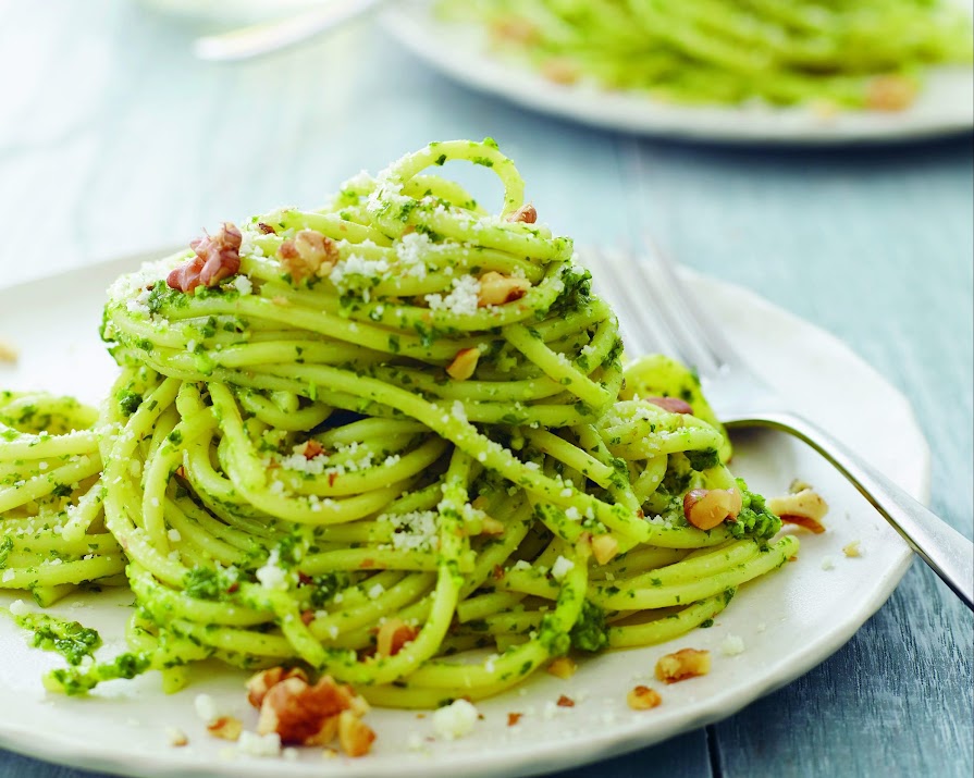 Fast and super-nutritious: spaghetti with kale & walnut pesto
