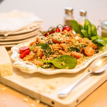 Gut Friendly Recipe: Quinoa & Salmon with Pesto Dressing