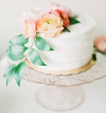 A minimal summer cake with roses