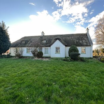 This adorable thatched cottage in Monaghan is currently on the market for just €195,000