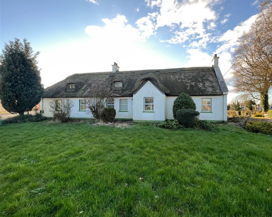 This adorable thatched cottage in Monaghan is currently on the market for just €195,000