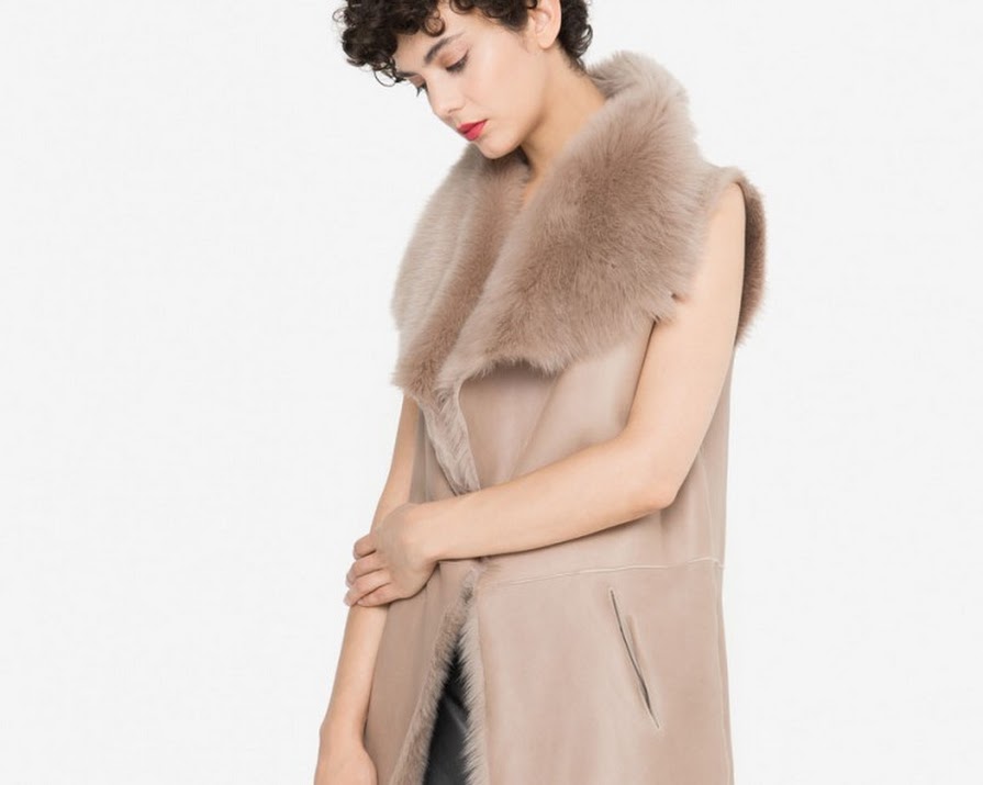 What To Wear In Unseasonably Warm Weather? A Sleeveless Coat