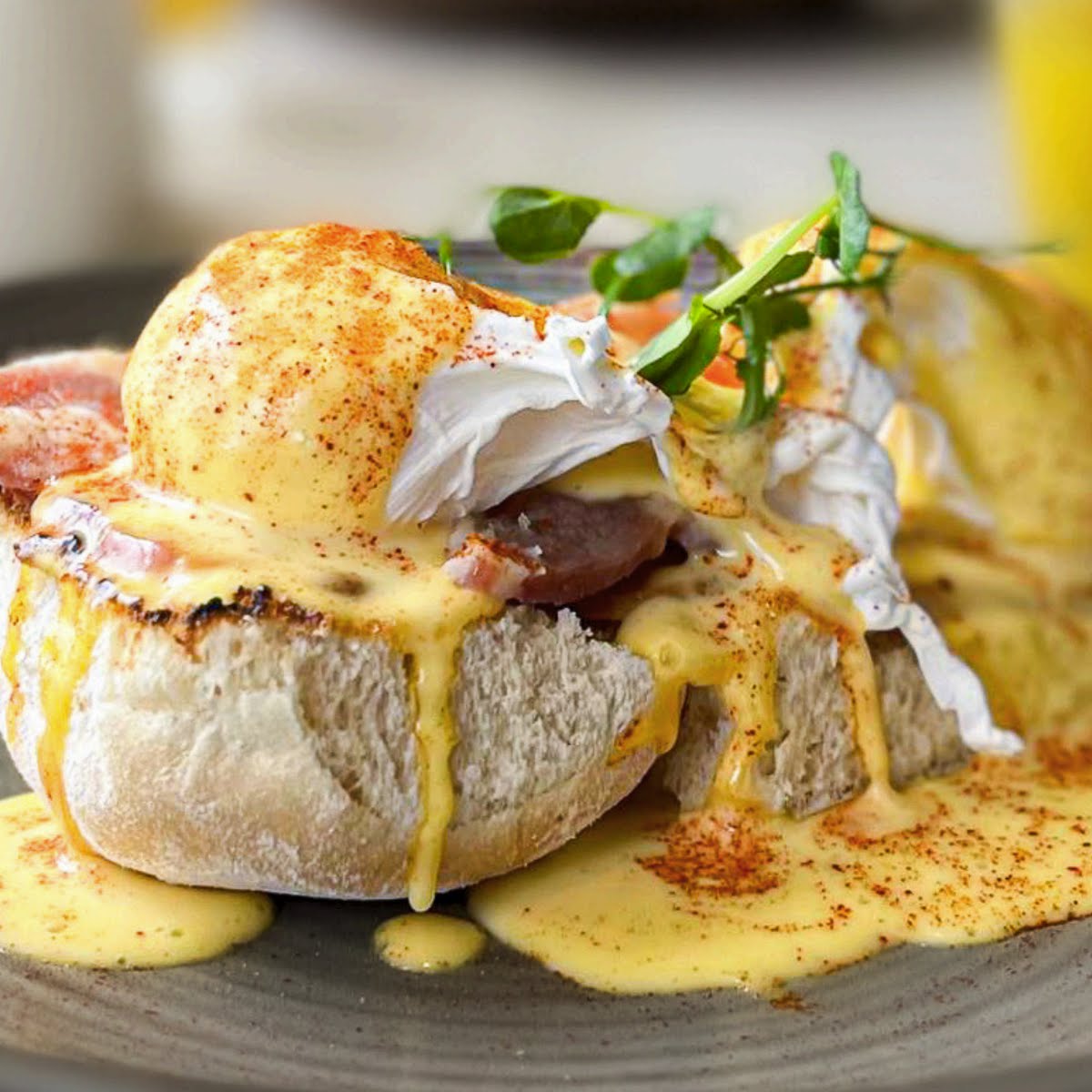 Blaa Eggs Benedict