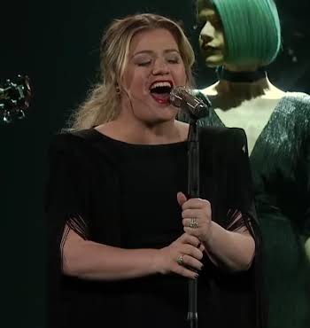 Kelly Clarkson sings Shallow