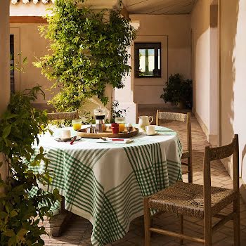 Bright table linen to elevate your summer gatherings