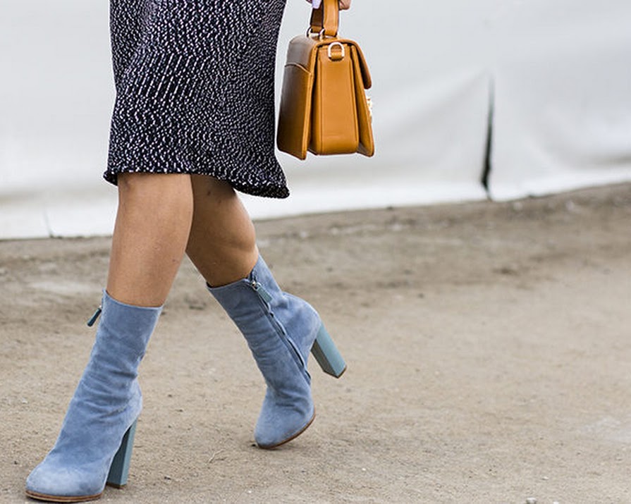 Shoes and handbag alert: White accessories are (almost) over, now it’s all about light blue
