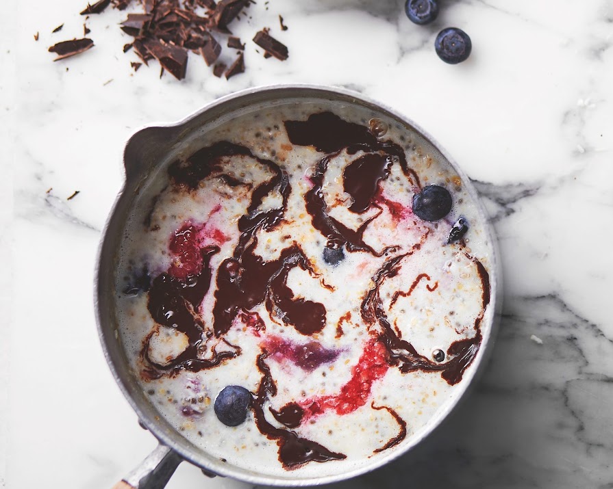 Sunday Power Brunch: Berry & dark chocolate protein porridge