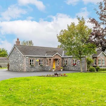 This Kildare cottage, complete with a paddock and stables, is on sale for €410,000