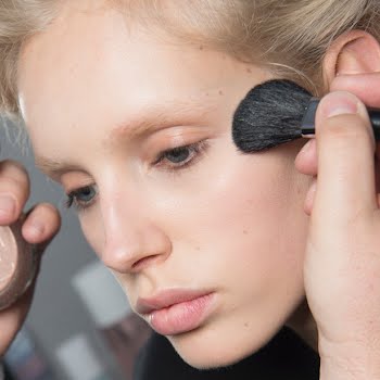 Five Hacks For Doing Your Make-Up On The Train In Ten Minutes