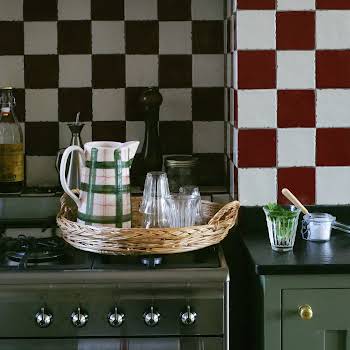 Cheerful checks: 32 pieces to add a playful touch to your home
